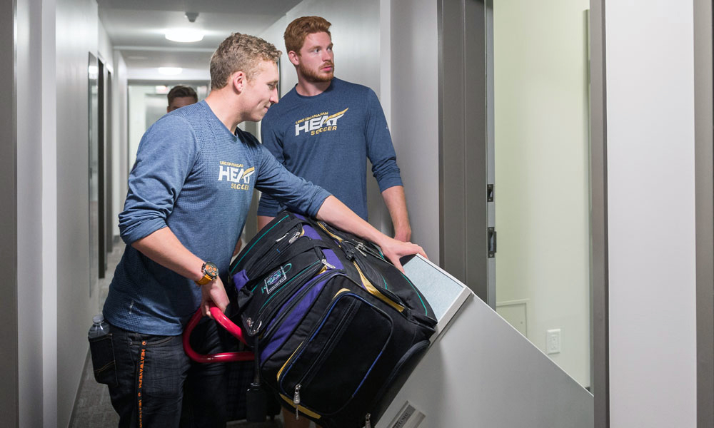 UBCO Heat athletes helping students on UBC Move In Day